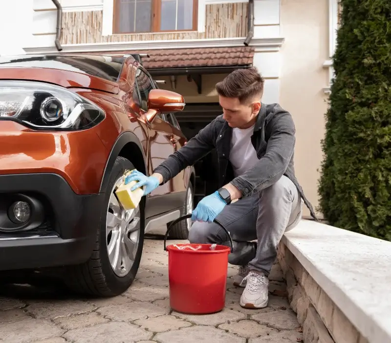 Lavage auto à domicile Carrouges : professionnel intervenant sur un véhicule